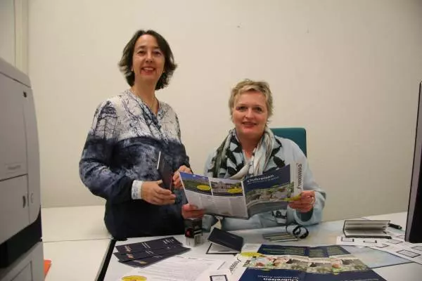 Lorena Wildberger und Astrid Holenweger kümmern sich um den Reiseclub