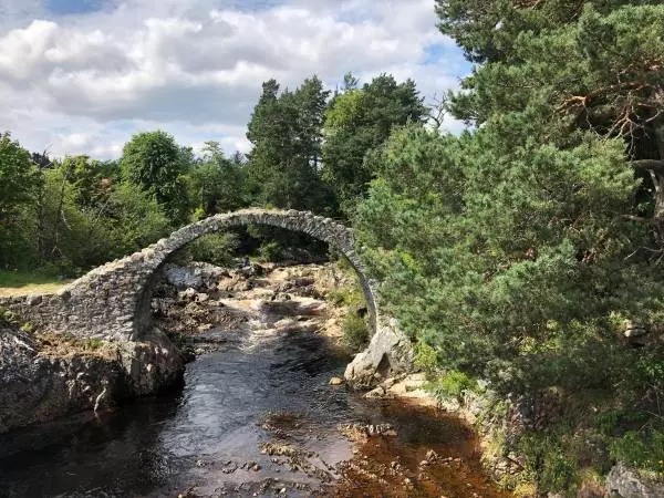 Älteste Steinbrücke der Highlands in Carrbridge von 1717. Das moorige Wasser ist sehr rein und dient auch der Whisky-Herstellung