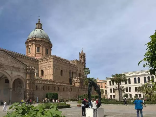 Der mächtige Dom von Palermo