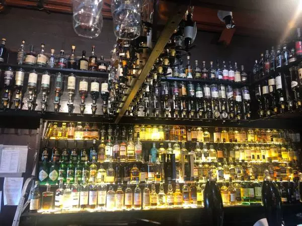 In der Seumas Bar, dem Pub des Sligachan Hotel auf der Insel Skye, werden über 400 Whisky Sorten aus allen Gegenden Schottlands angeboten