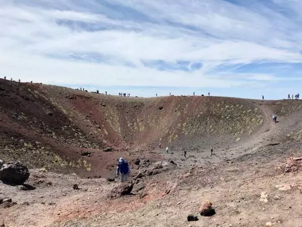 Die Gruppe beim Erkunden eines erloschenen Kraters