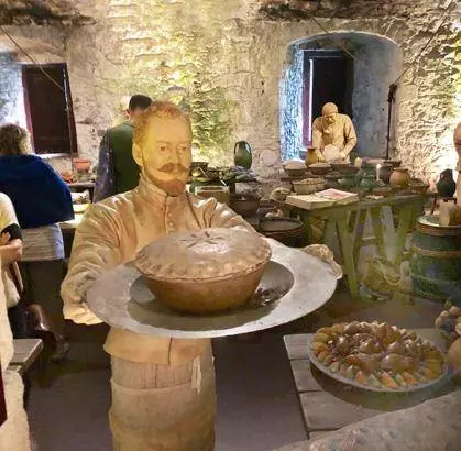 The Great Kitchens in Stirling Castle, eine Küchenszenerie mit lebensgrossen Figuren